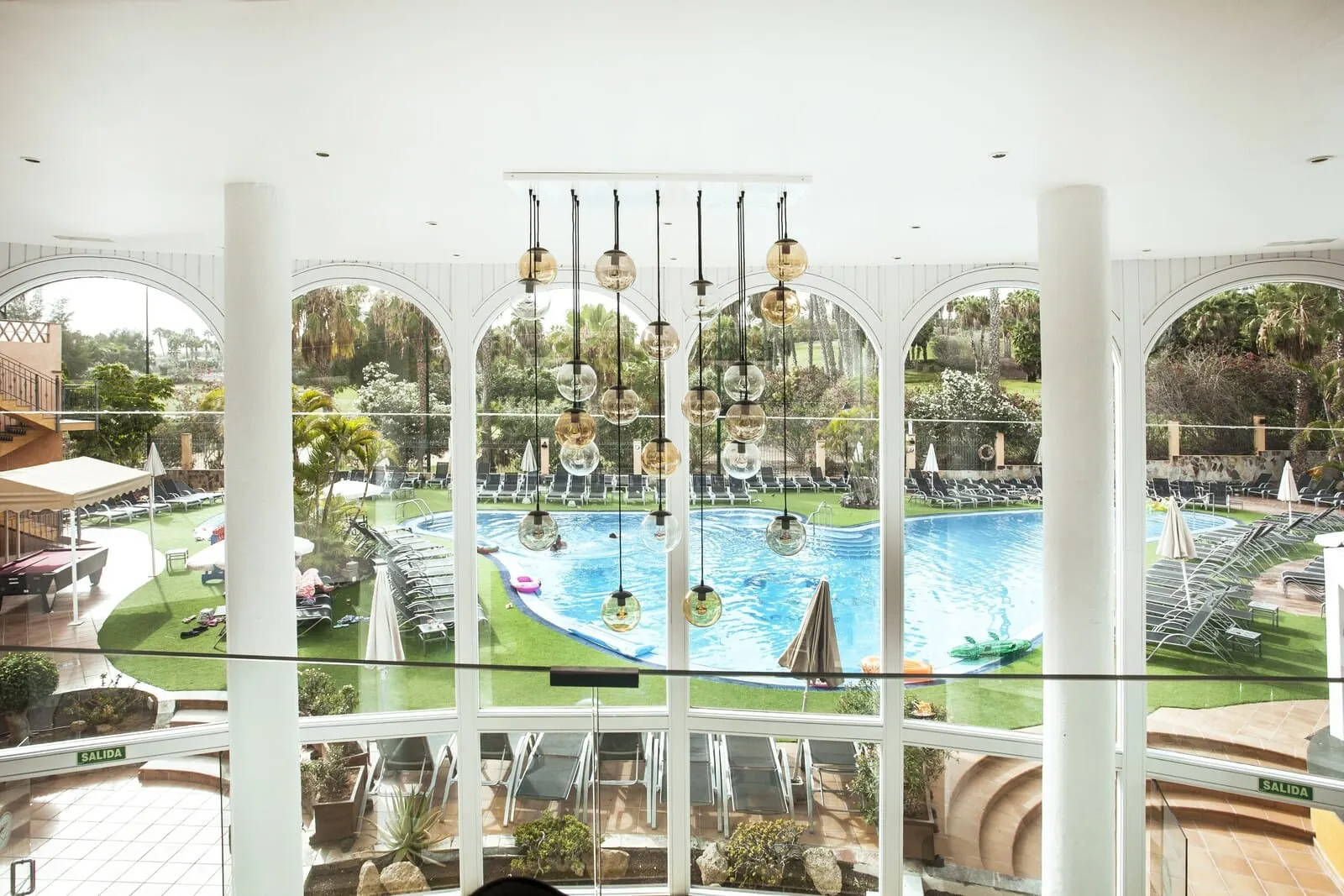 Villa Mandi Golf Resort: A pool area with lounge chairs and umbrellas