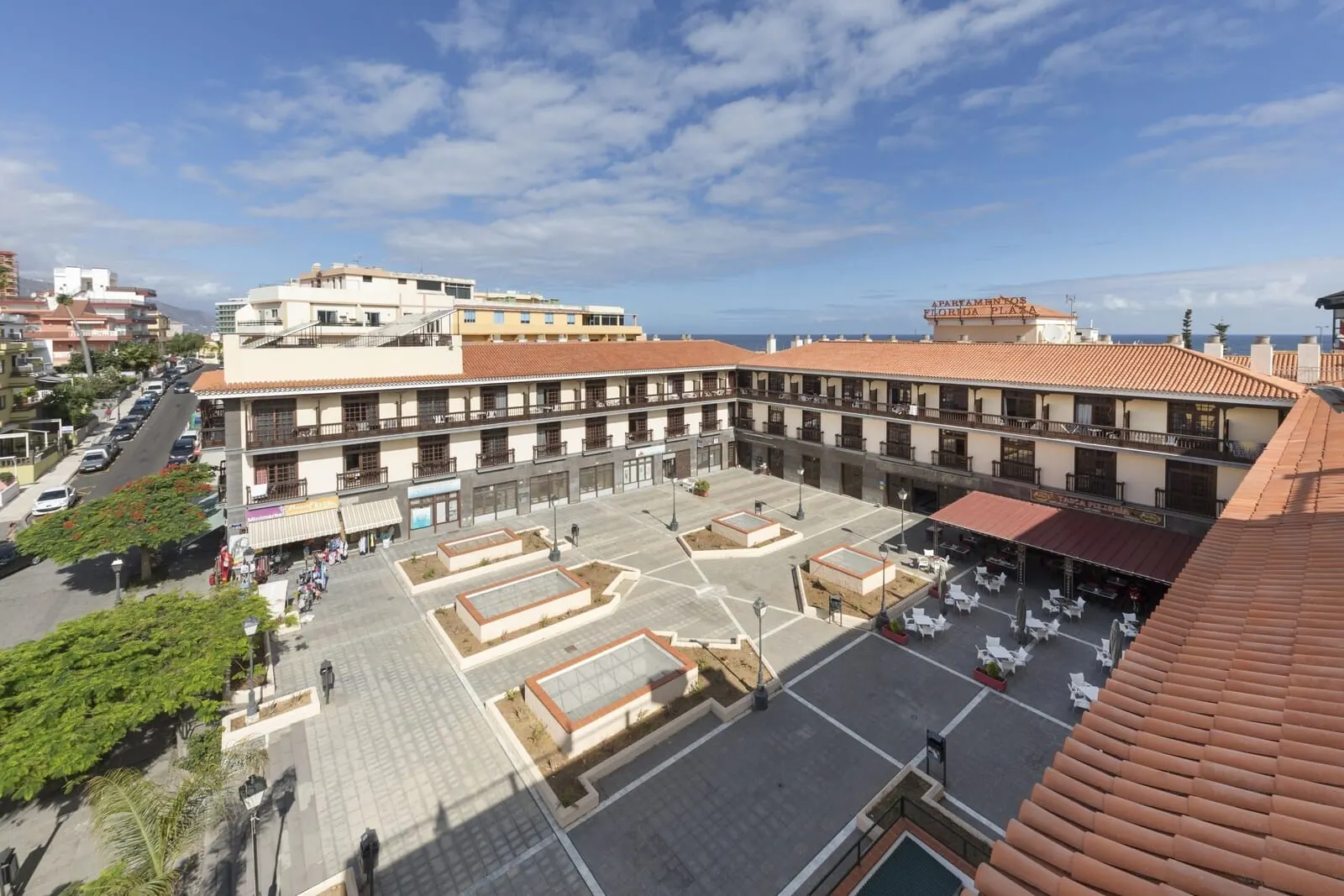 Be Smart Florida Plaza: A courtyard with a tiled roof