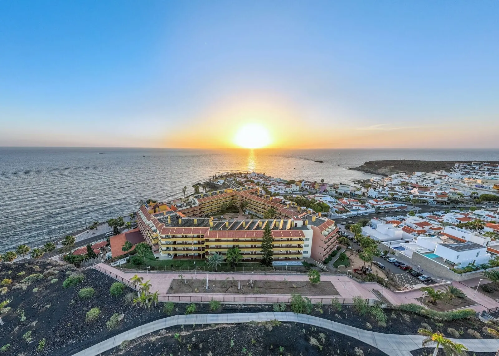 HOVIMA Jardín Caleta: A coastal hotel with a central courtyard, surrounded by a marina and a beach