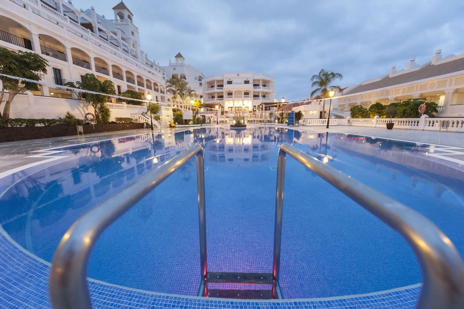 Ona Hollywood Mirage: A large indoor swimming pool with a clear view of a multi-story hotel building in