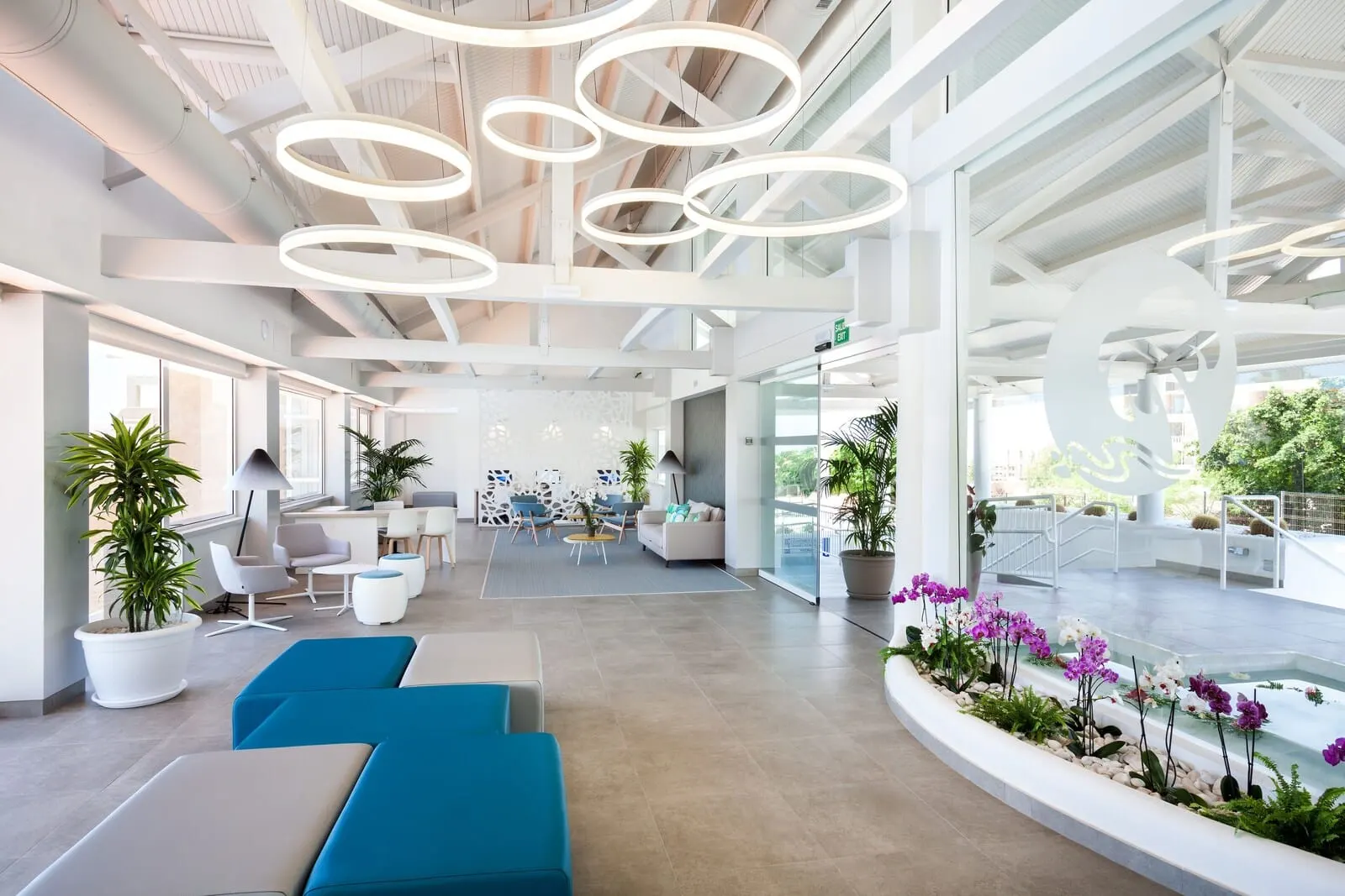 Hotel Tropical Park: A spacious lobby with modern seating, a central water feature