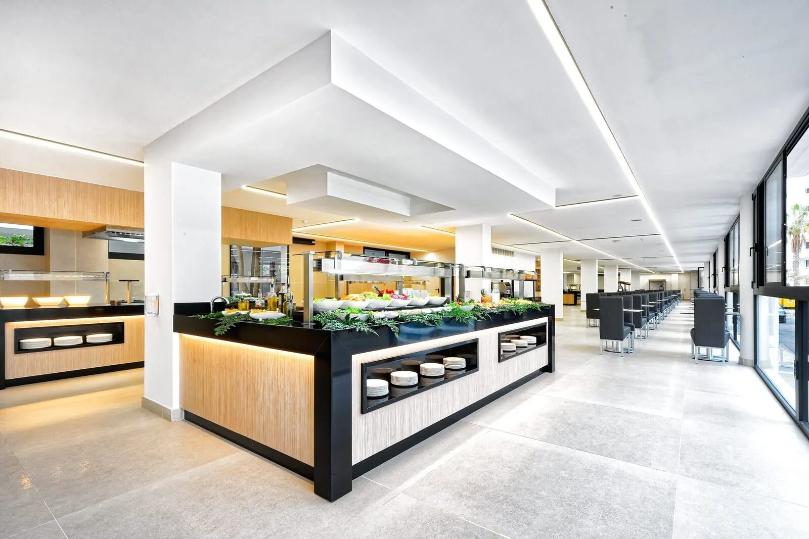 Hotel Parque La Paz: A modern kitchen with a central island, built-in appliances