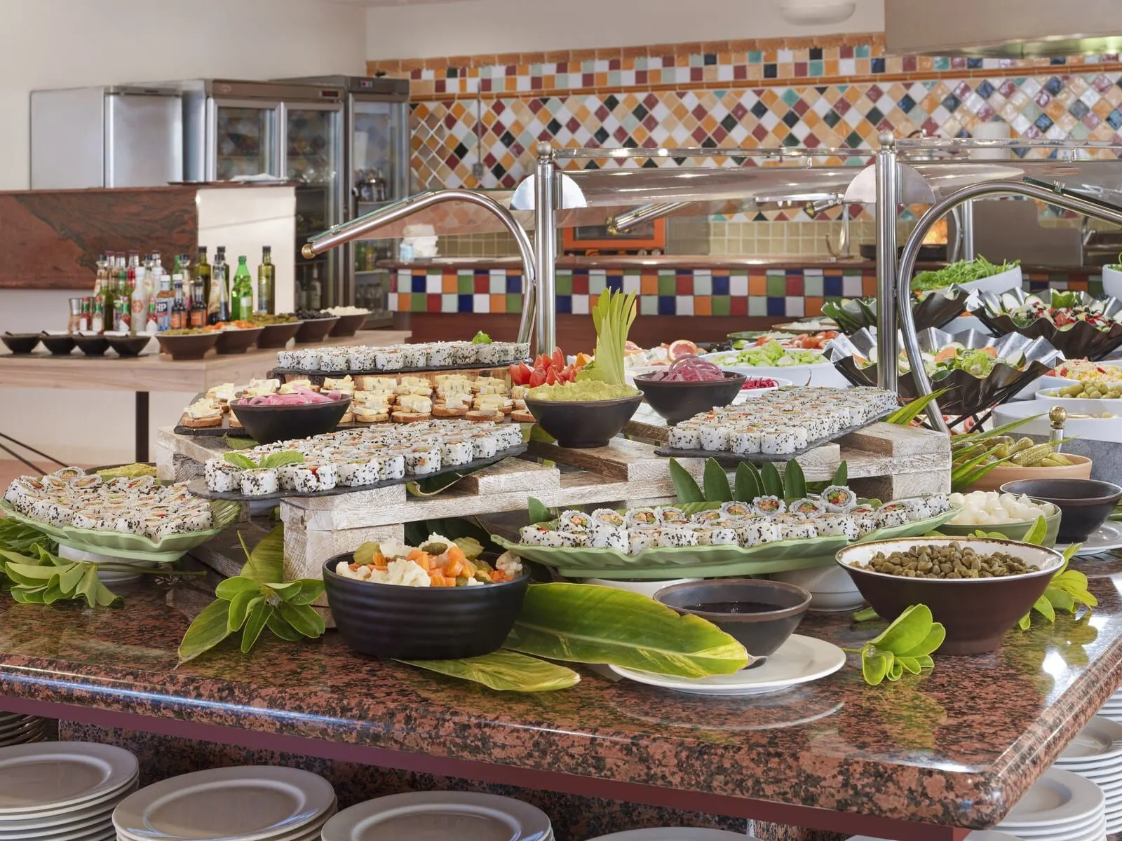 Hotel Las Águilas Tenerife, Affiliated by Meliá: A buffet with various food items and a tiled backsplash