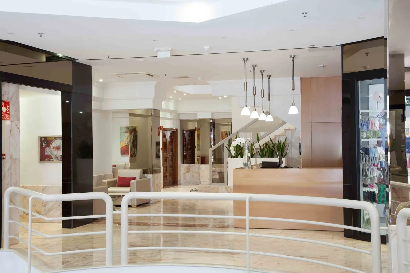 Hotel Príncipe Paz: A modern interior with a marble floor, a reception area