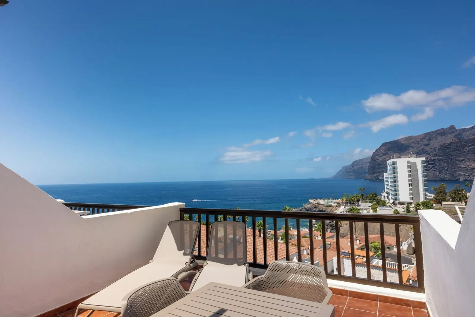 Ona Las Rosas: A balcony with a view of the sea and a mountain