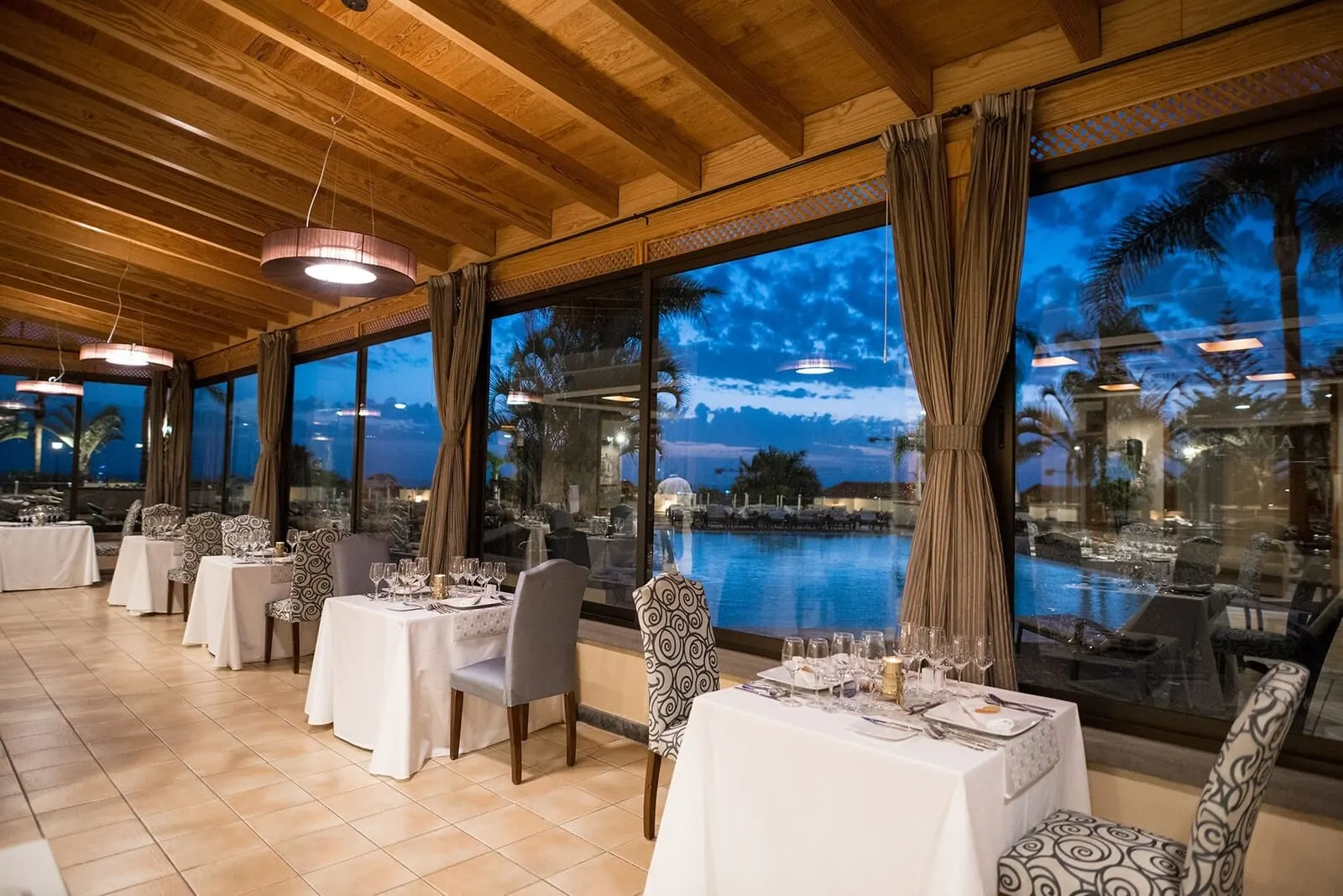 GF Gran Costa Adeje: A restaurant with multiple tables set for dining