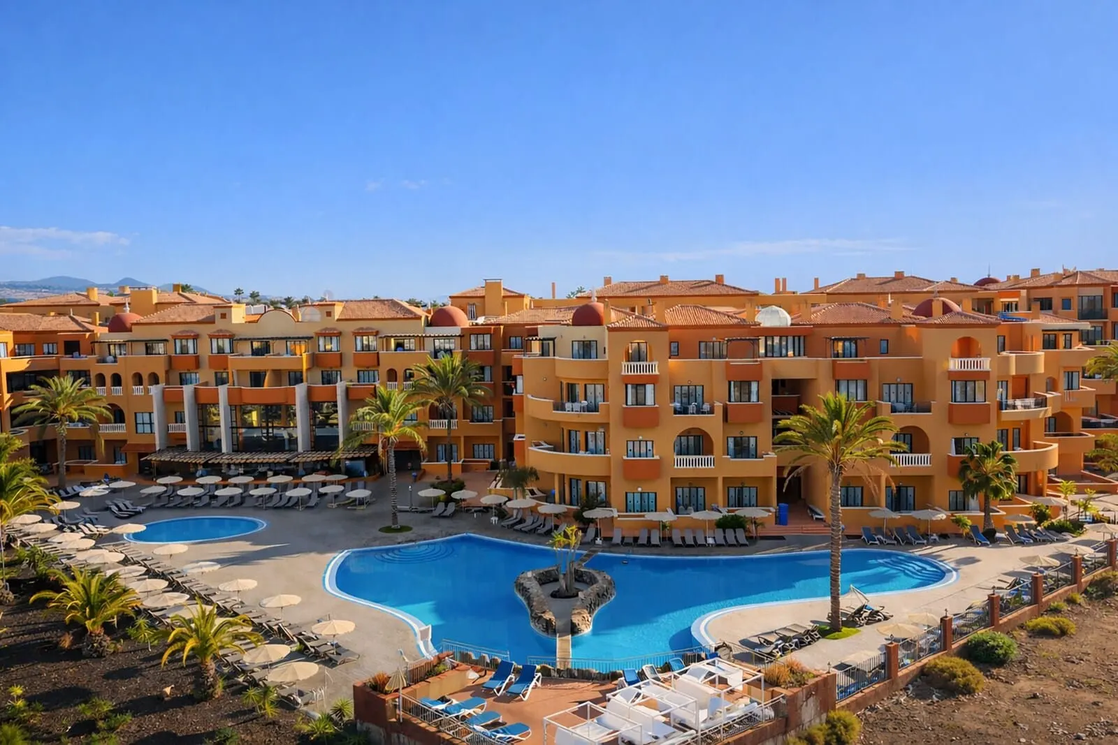 Grand Muthu Golf Plaza Hotel & Spa: A resort with multiple swimming pools, sun loungers, and palm trees