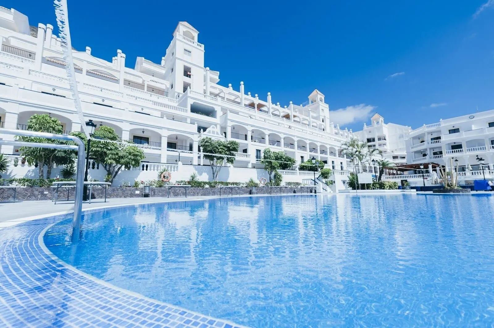 Ona Hollywood Mirage: A large, white, multi-story hotel with a swimming pool in the foreground