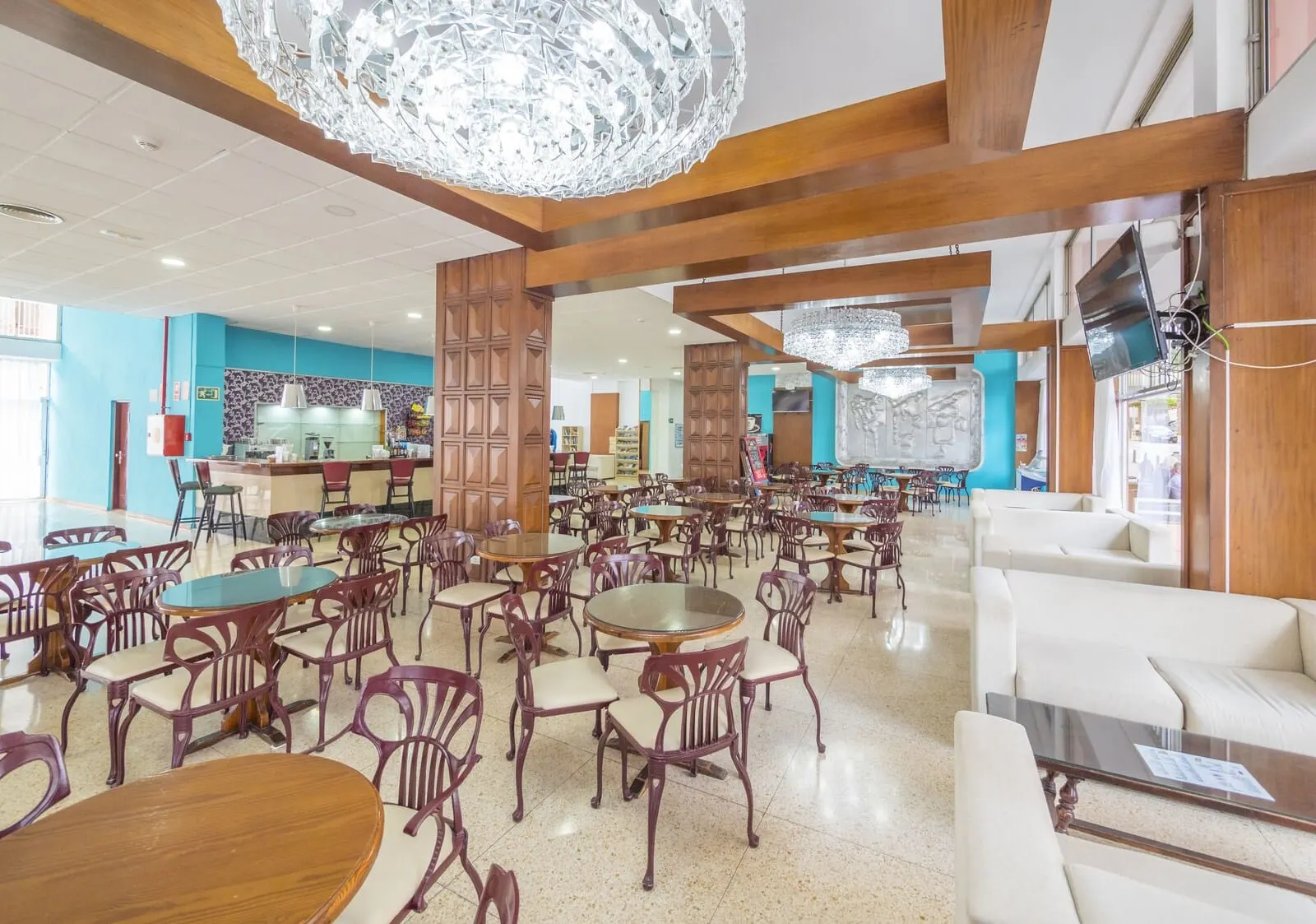 Checkin Concordia Playa: A spacious dining area with multiple tables and chairs, a bar area