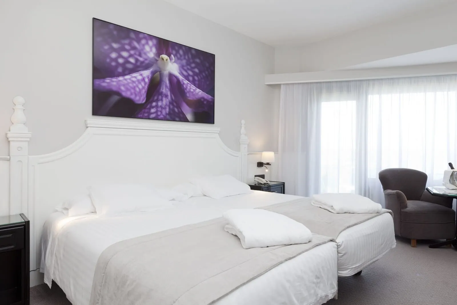 Hotel Vallemar: A hotel room with two beds, a desk, a chair, and a painting on the wall