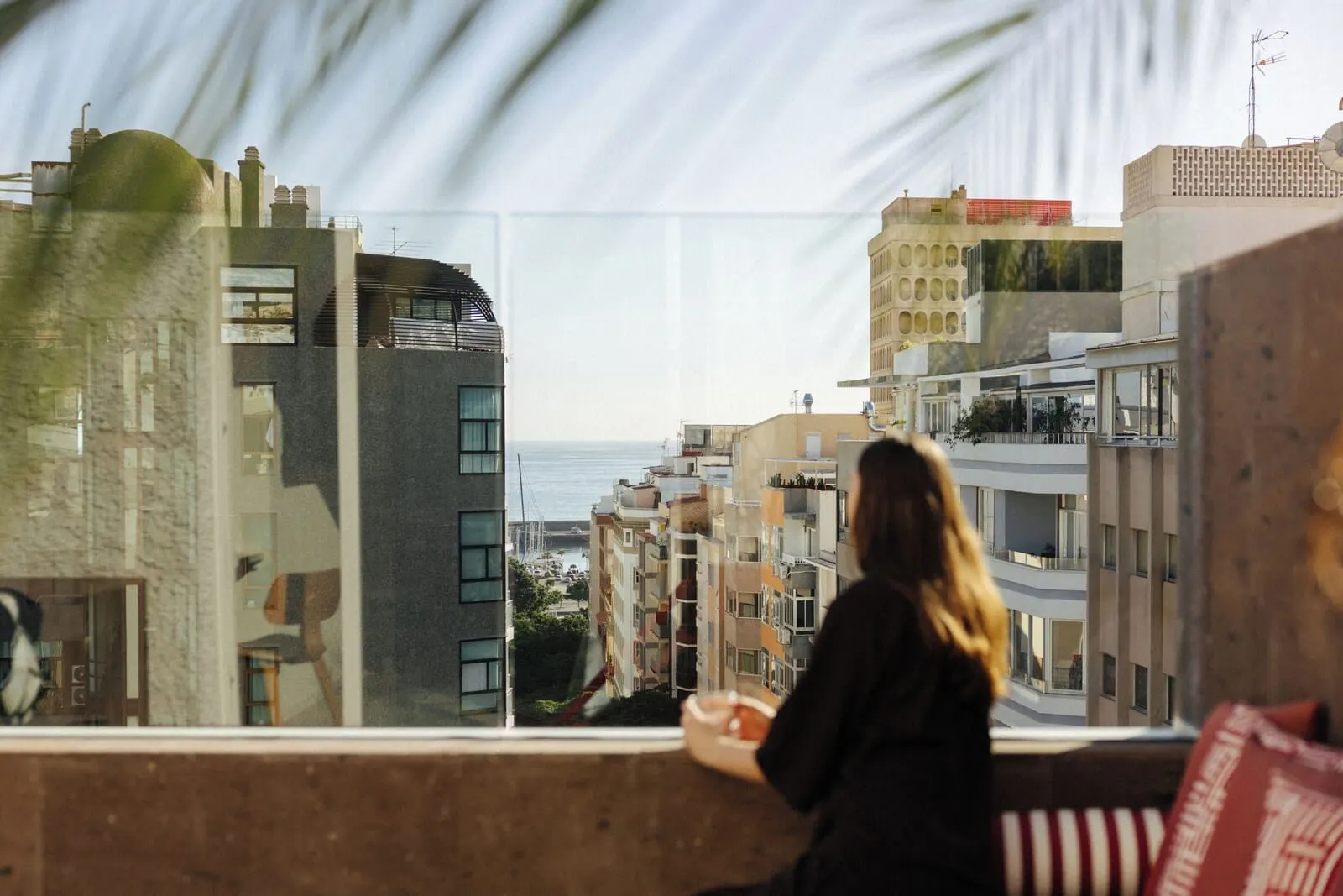 Hotel Taro Santa Cruz: A person sitting by a window overlooking a cityscape with buildings and a view of