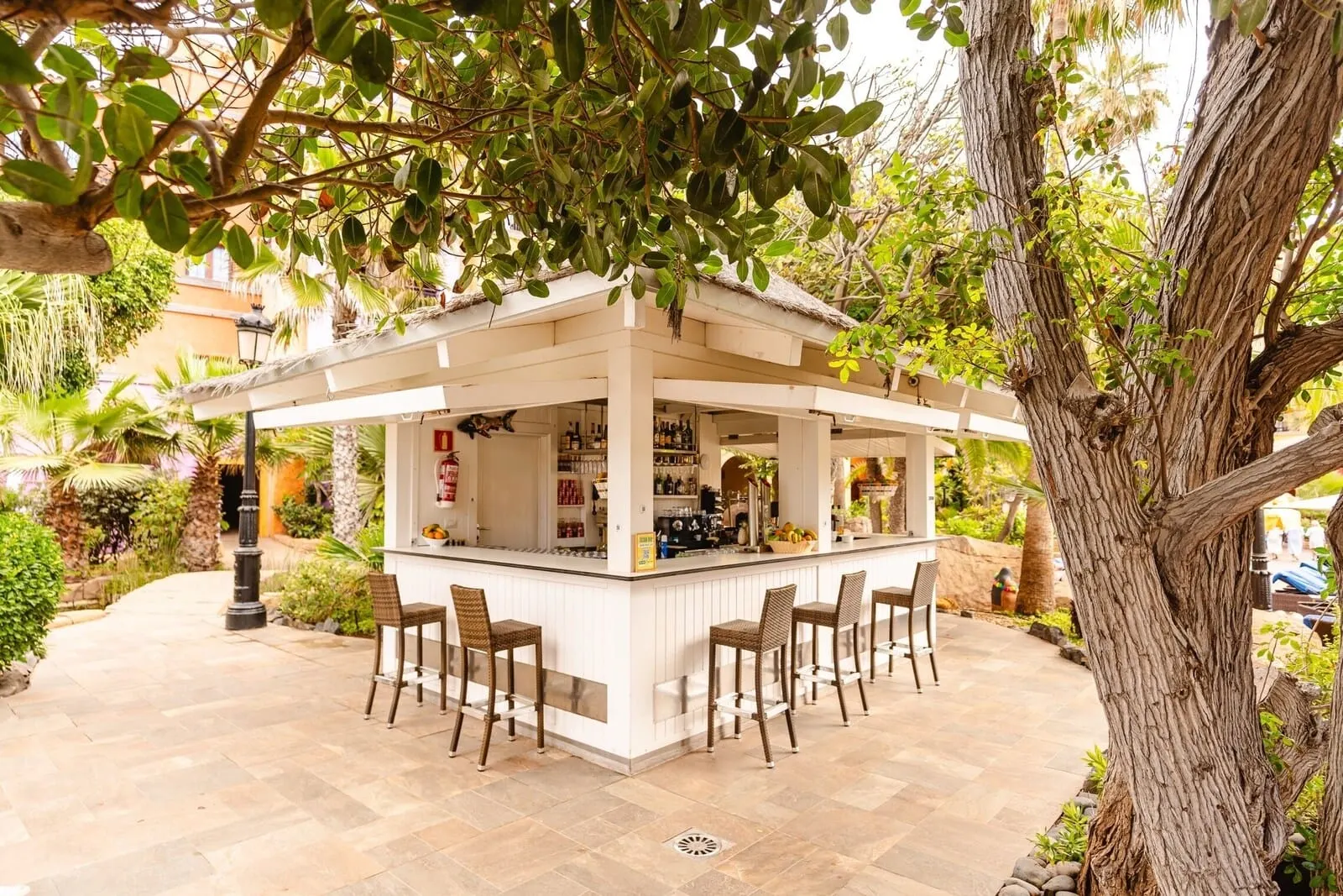 Europe Villa Cortés: A covered outdoor bar area with a white structure, bar stools