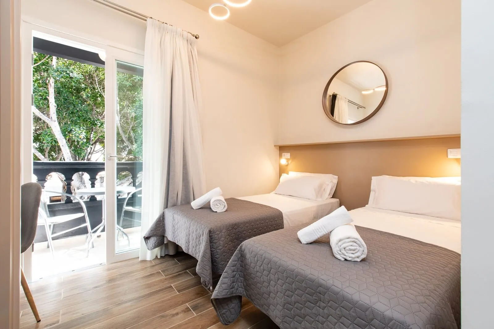Suncanarias Hotel Adeje Plaza: A hotel room with two beds, a balcony with a table and chairs