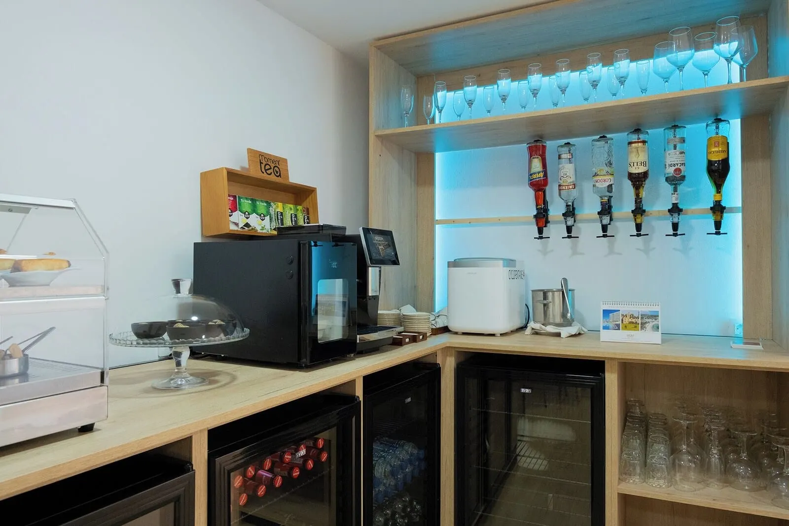 Grand Muthu Golf Plaza Hotel & Spa: A bar area with a coffee machine, a refrigerator