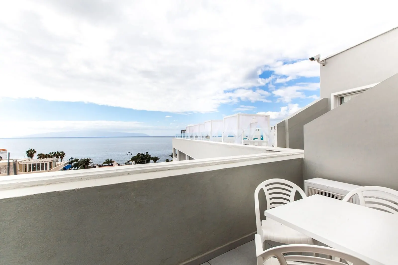 BlueSea Lagos de César: A balcony with a white table and chairs