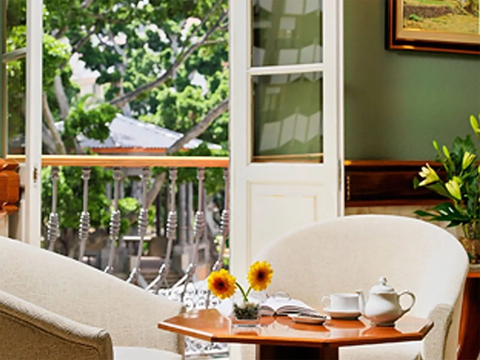 Hotel Príncipe Paz: A room with a view of trees through a window, a chair, a table with a teapot, cups