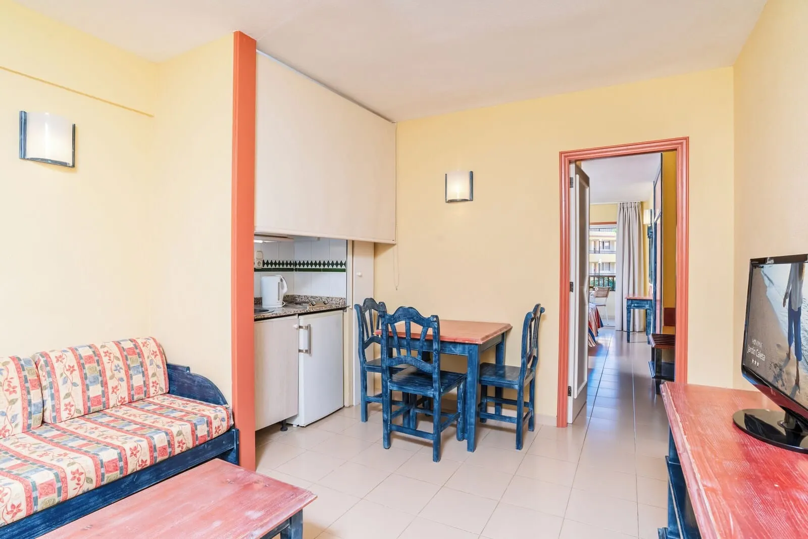HOVIMA Jardín Caleta: A compact living space with a kitchenette, a dining area