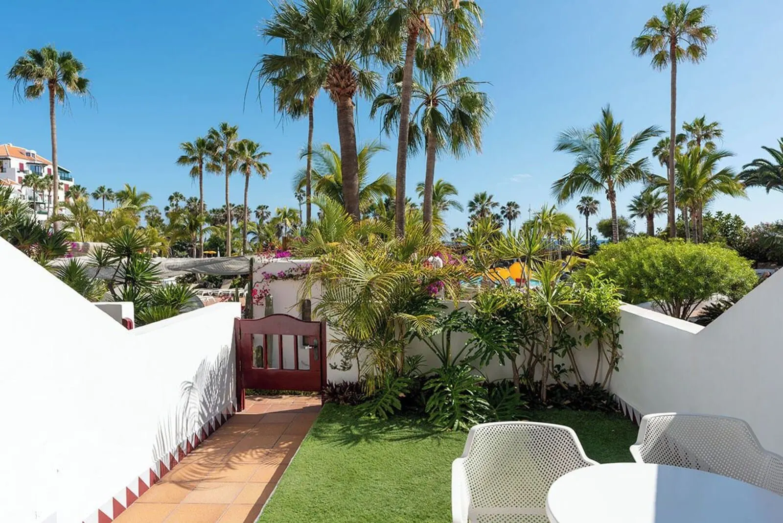 Parque Santiago IV: A patio area with white outdoor furniture