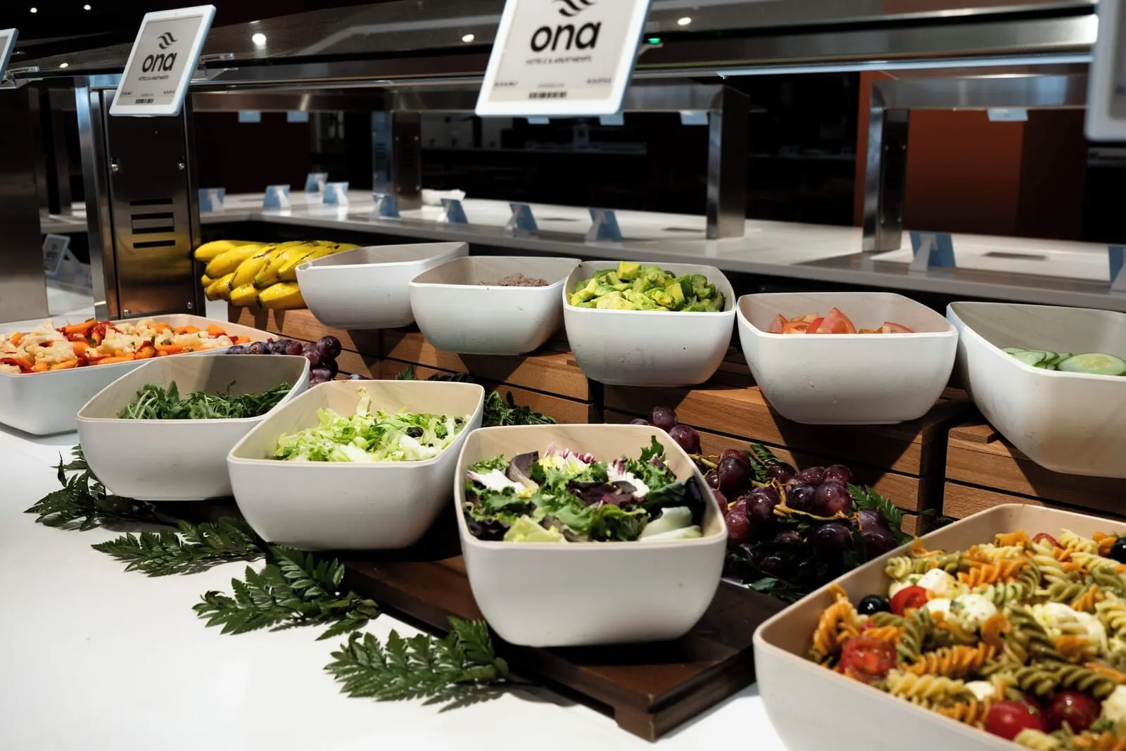Ona Alborada: A buffet with various food options including salads, fruits, and pasta