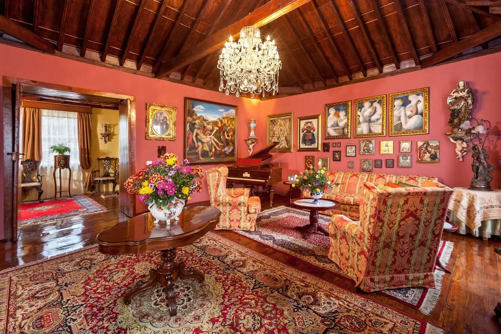 Hotel Emblemático San Marcos: A traditional living room with a grand chandelier, ornate furniture