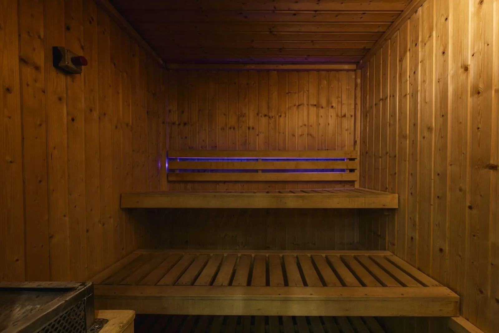 Ona Beverly Hills Heights: A sauna with wooden walls and benches