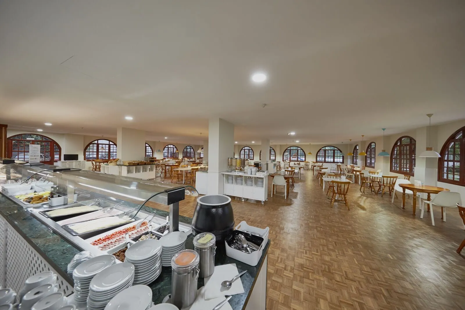 Coral Teide Mar: A spacious dining area with multiple tables and chairs