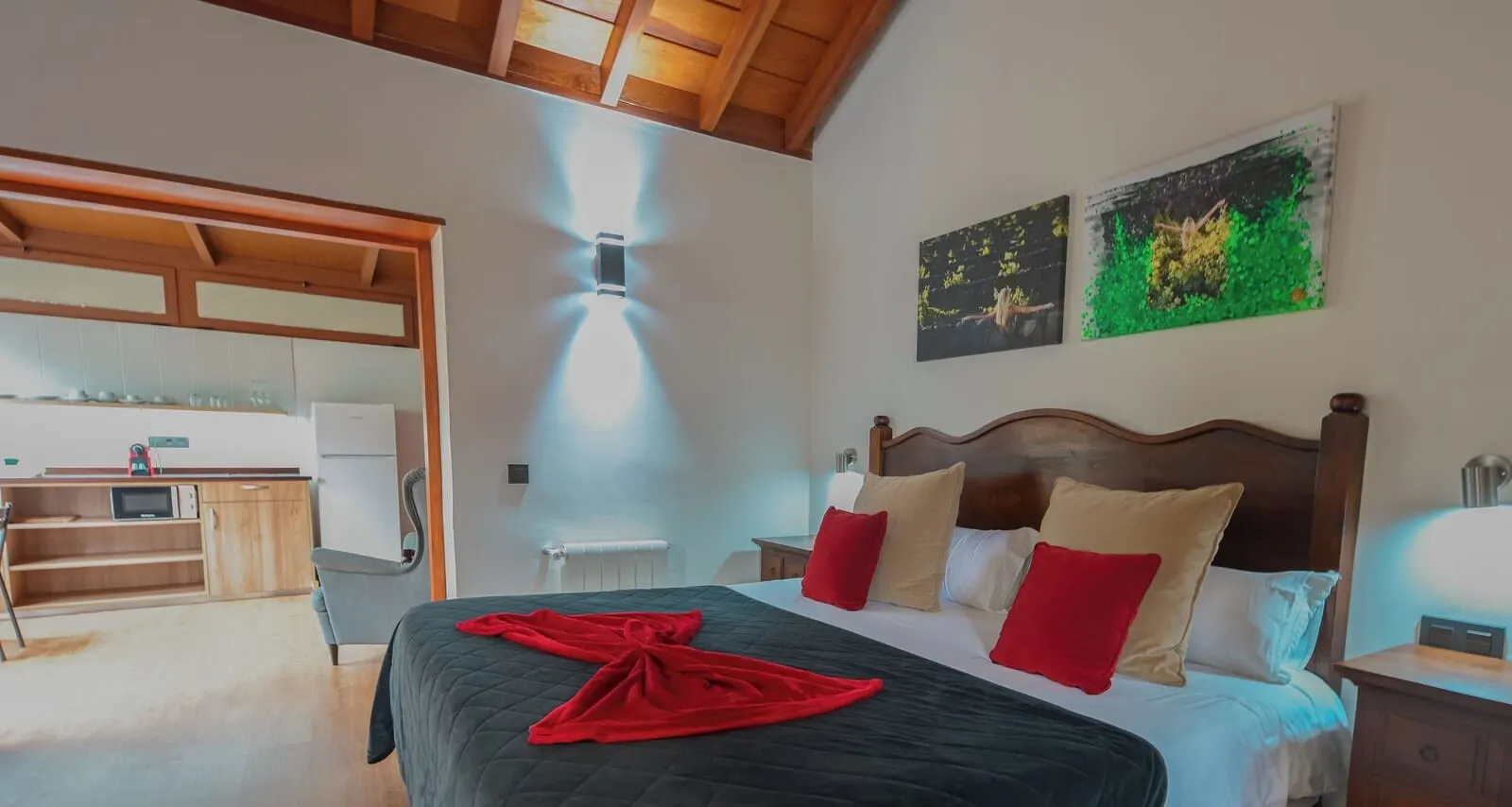 Hotel Rural Casablanca: A hotel room with a bed, a nightstand, a wooden headboard, a painting