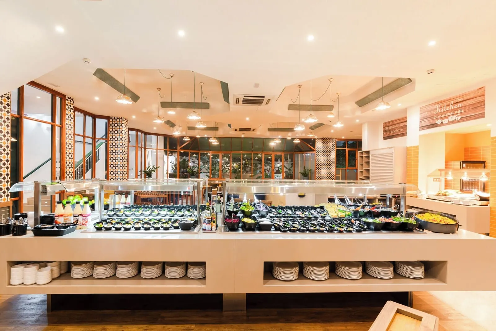 HOVIMA Panorama: A buffet area with various food options and a clear glass partition