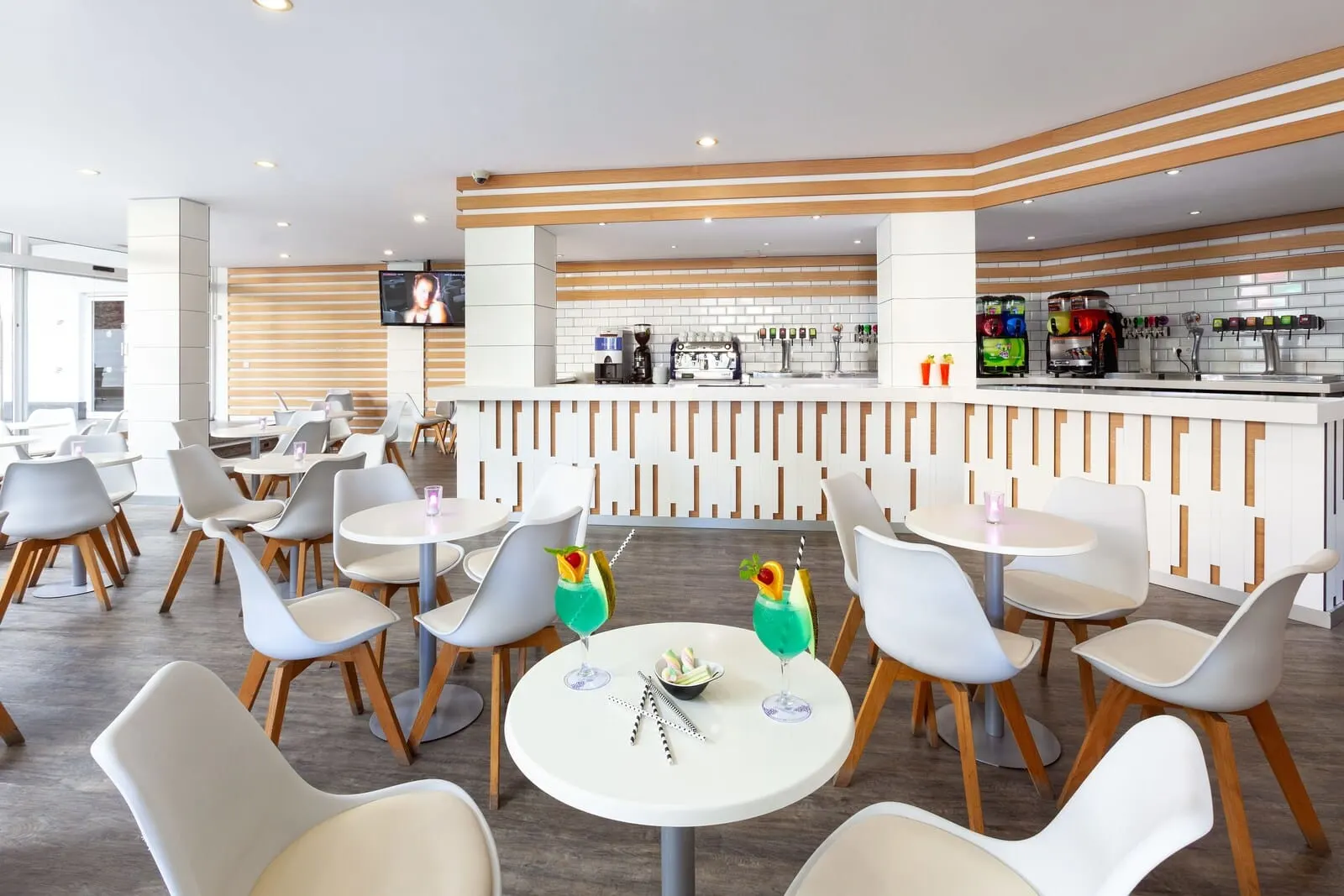 Playaolid Suites & Apartments: A modern bar area with seating and a coffee station