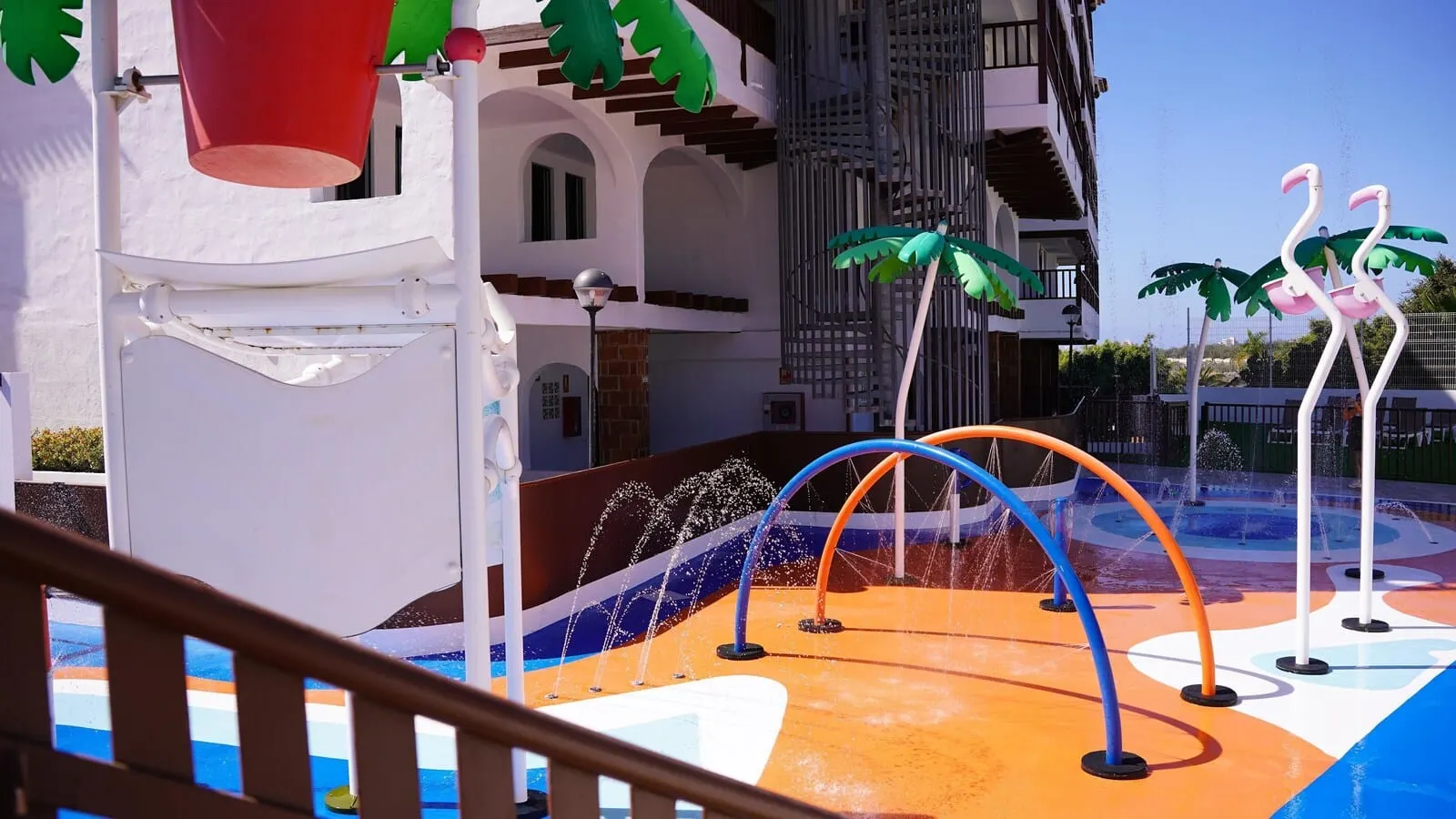 Coral Los Alisios: A water play area with multiple water jets and a pool