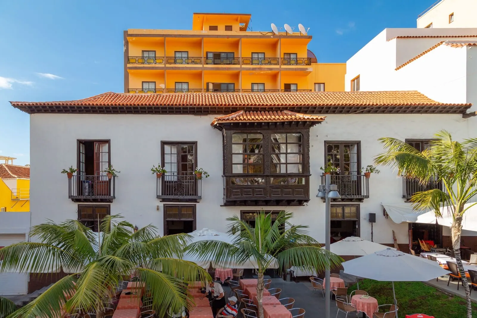 Marquesa Hotel: A building with a white facade and a red-tiled roof