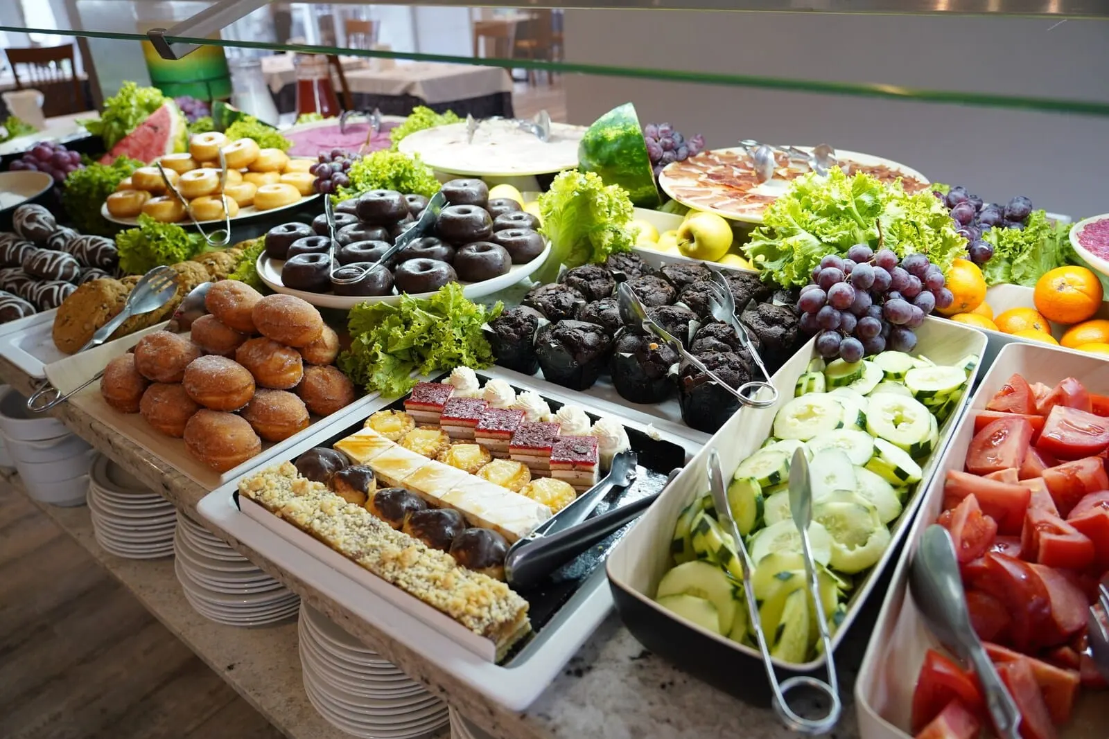 Hotel RF San Borondón: A buffet with various food items including pastries, fruits, and vegetables