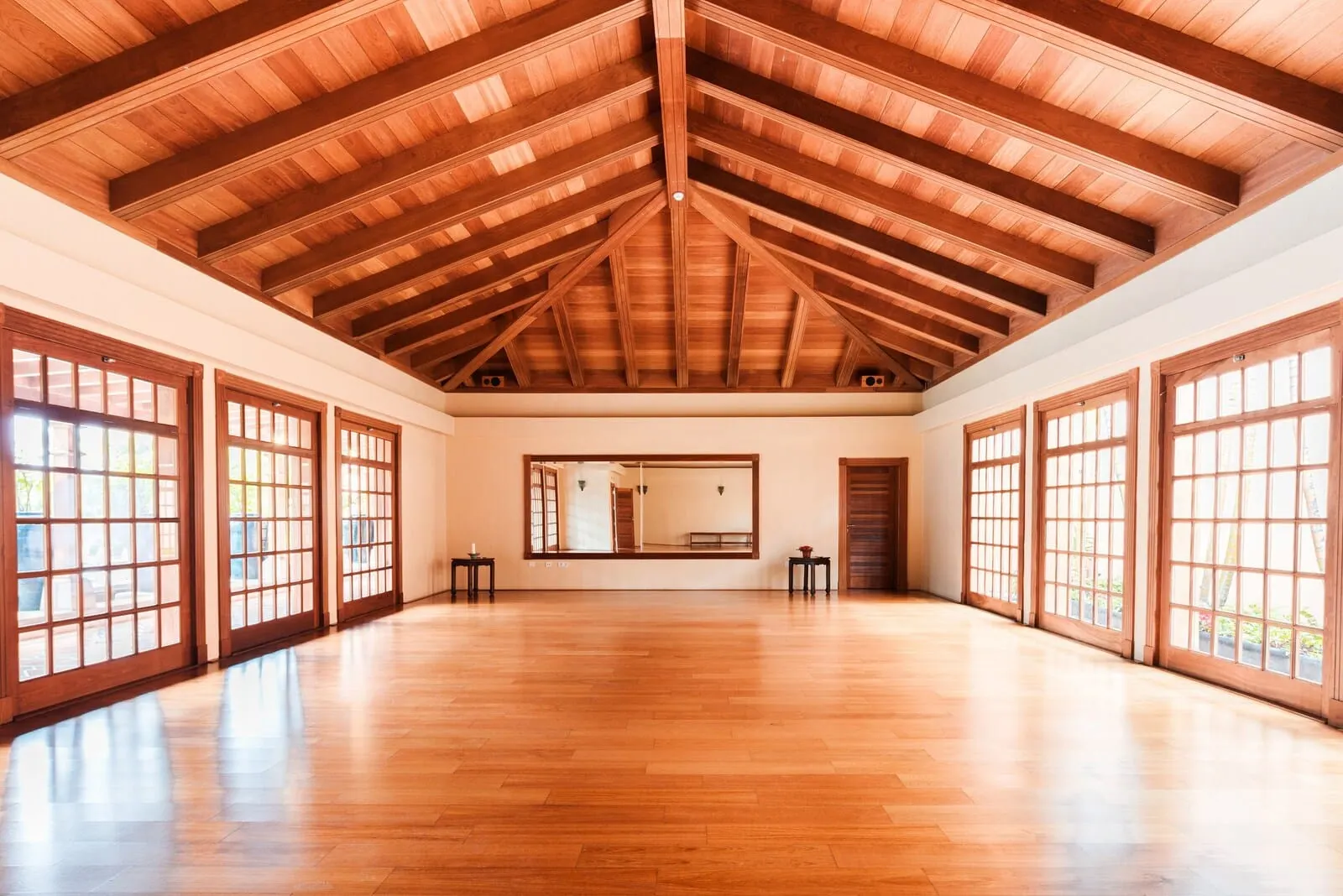 Hotel Botánico & The Oriental Spa Garden: A spacious room with wooden floors and a high ceiling with exposed beams. There are