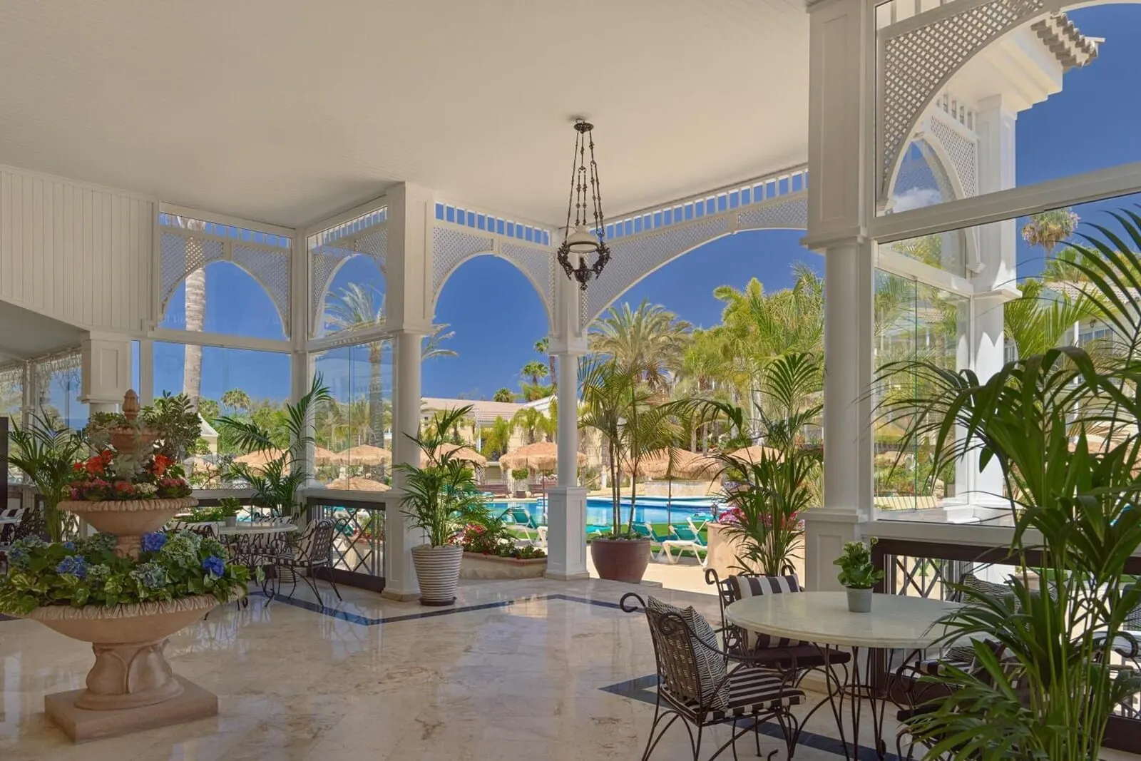 Gran Oasis Resort: A spacious indoor area with a pool view, featuring a large fountain