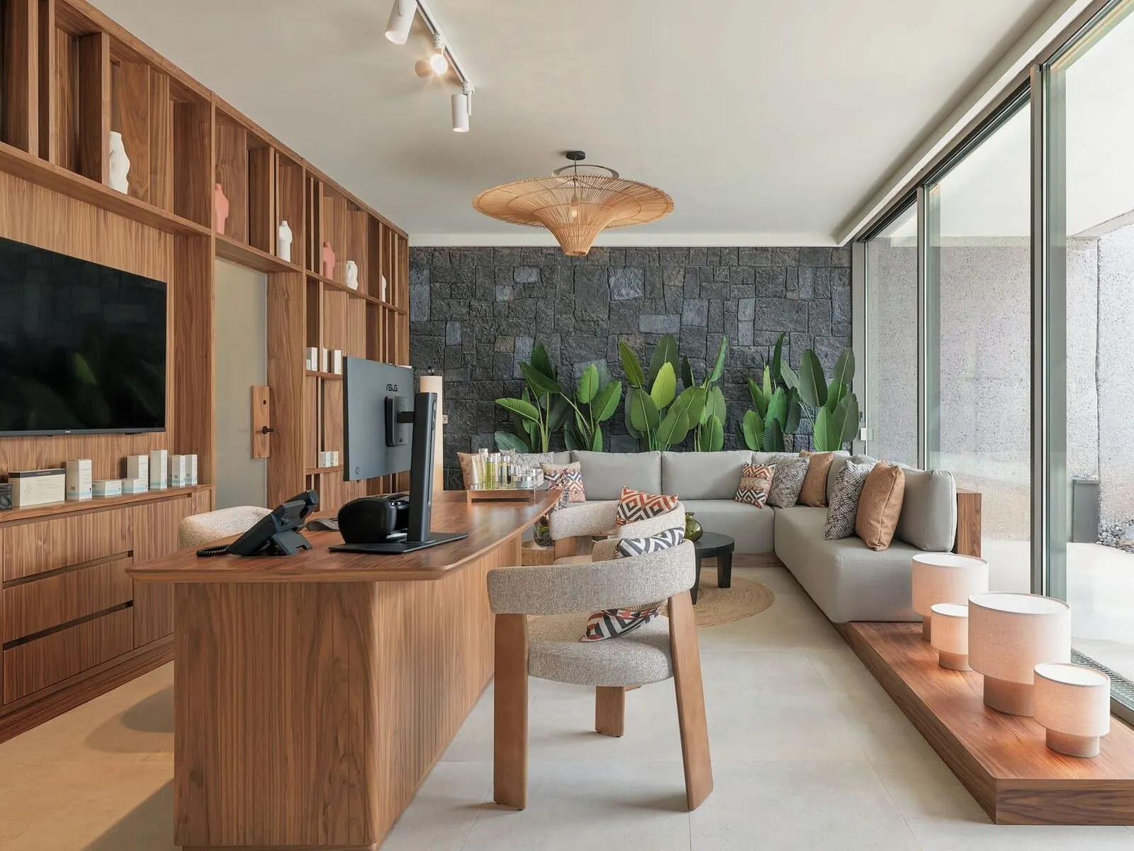 Gran Hotel Taoro: A modern living room with a wooden TV stand, a sofa, and a dining area