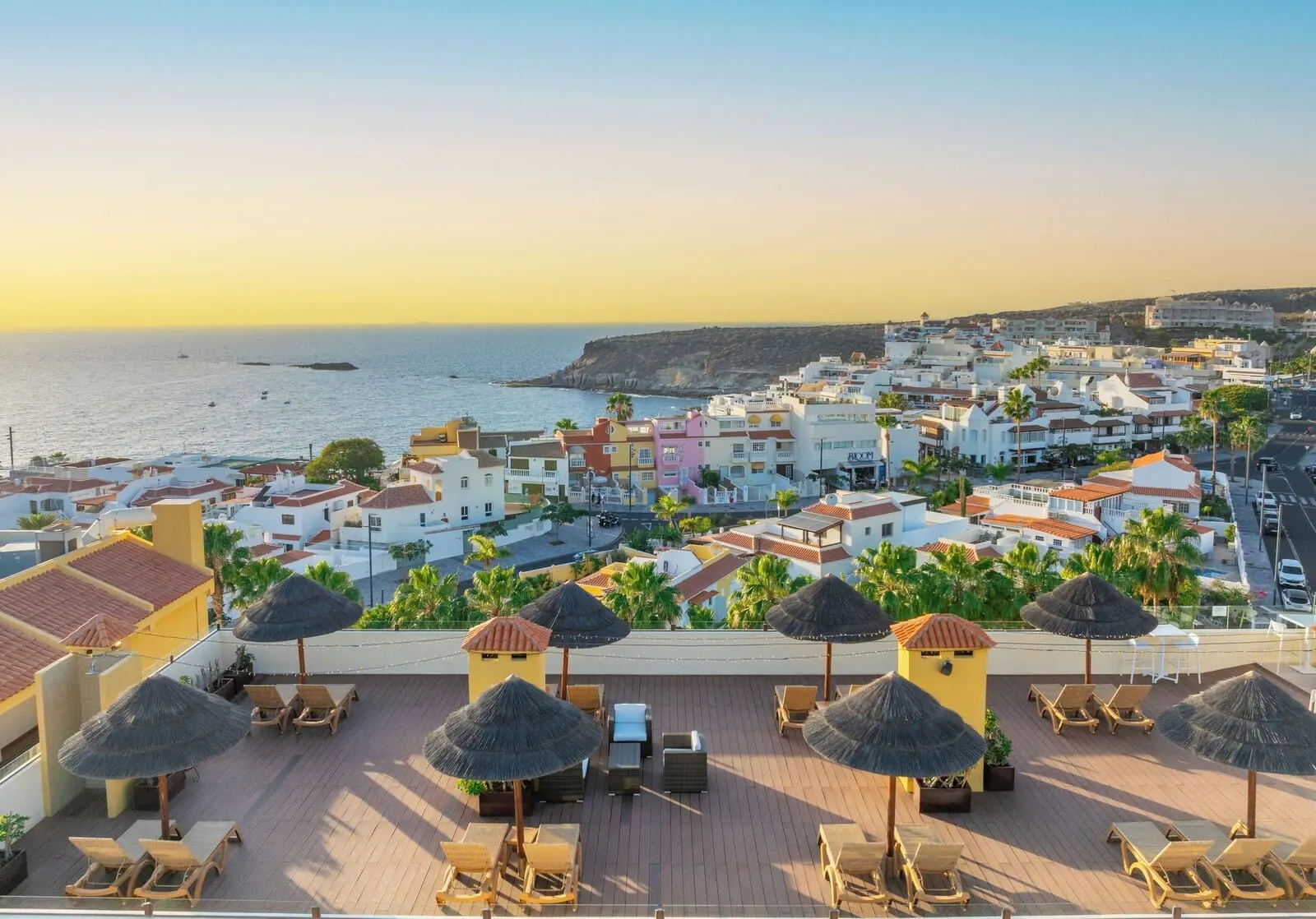 HOVIMA Jardín Caleta: A rooftop terrace with lounge chairs and umbrellas