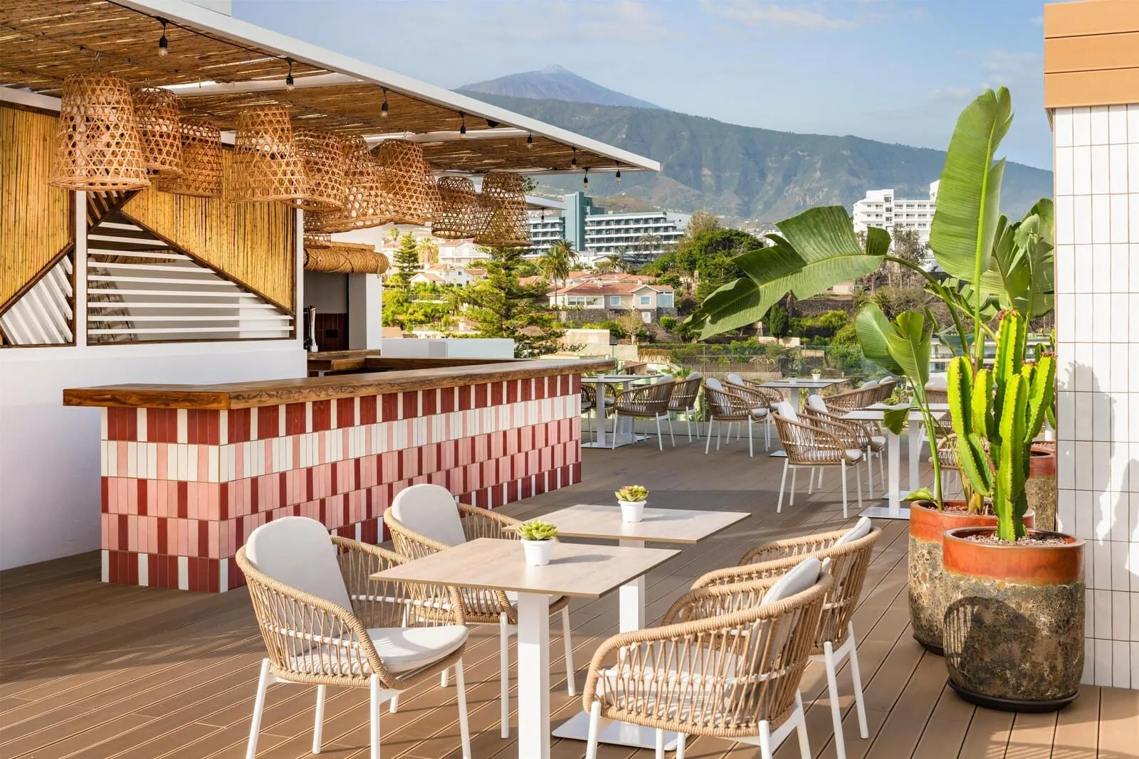 Hotel Atlantic El Tope: An outdoor seating area with wicker furniture, a bar, and potted plants