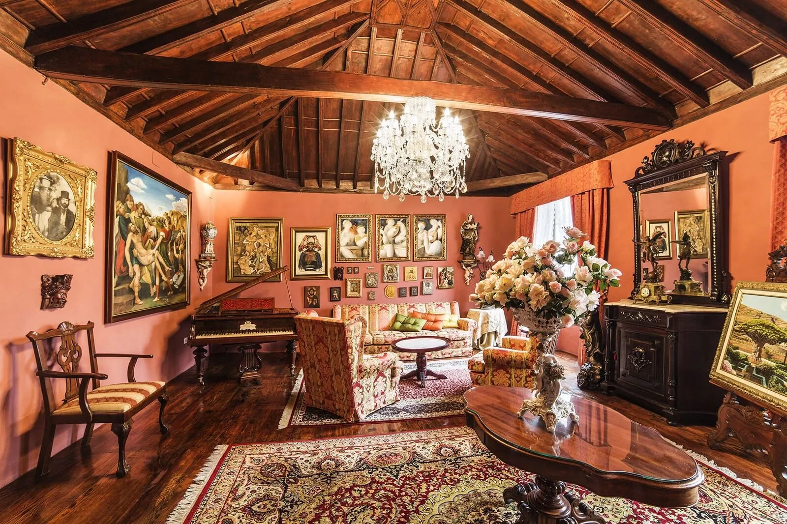 Hotel Emblemático San Marcos: A room with a wooden ceiling, a chandelier, a piano, a sofa
