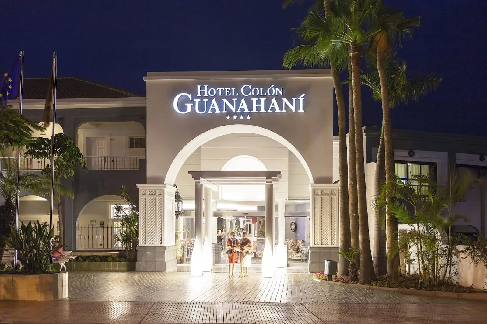 Hotel Colón Guanahaní: Hotel Colón Guanahani's entrance with a large arched doorway, palm trees