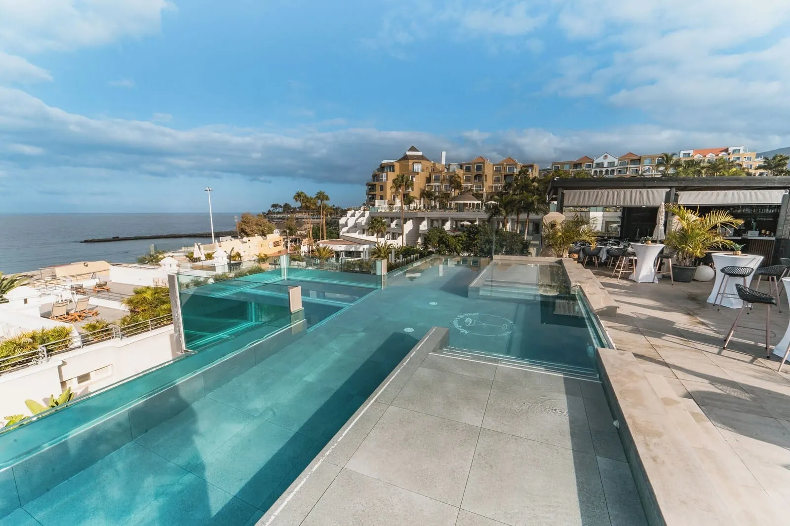 Los Olivos Beach Resort: A rooftop infinity pool with clear blue water, a view of the ocean