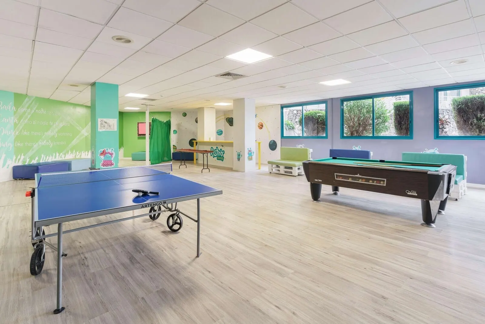 Alua Tenerife: A spacious indoor area with a ping pong table, a pool table, and green seating