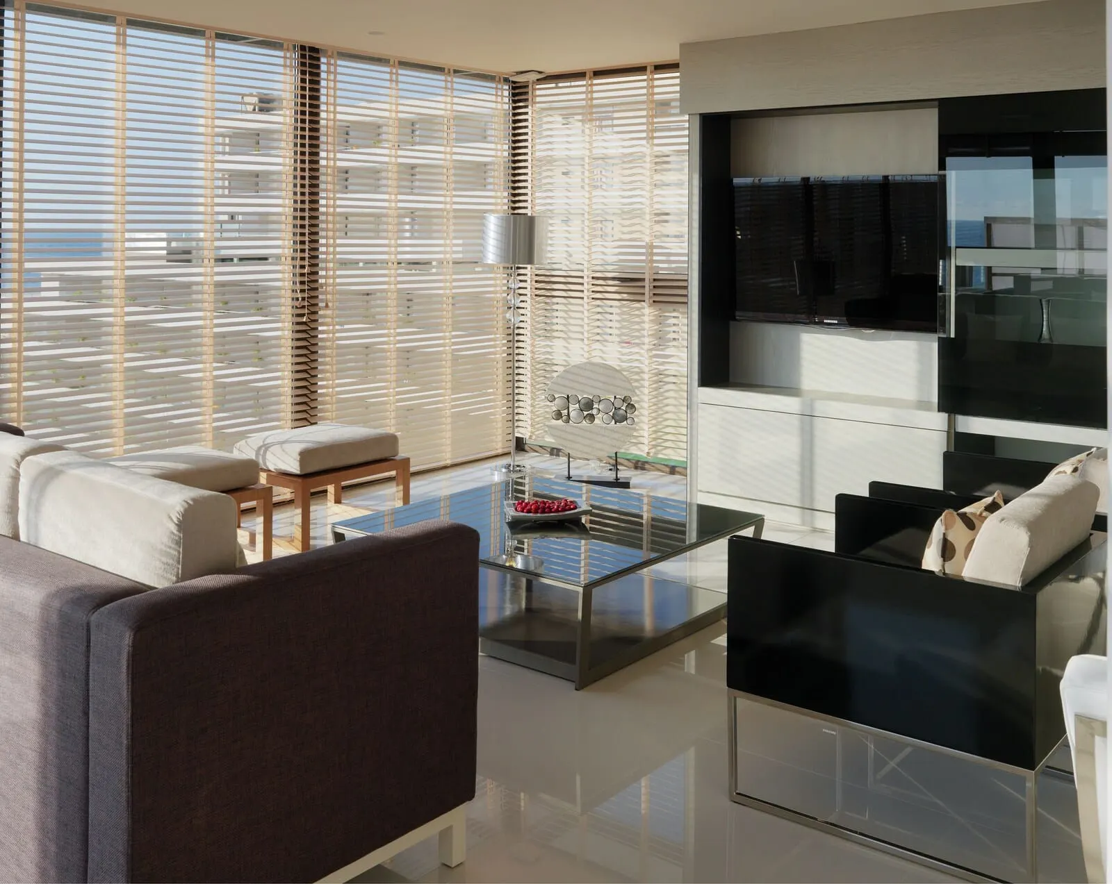 H10 Conquistador: A modern living room with a sofa, coffee table, and TV