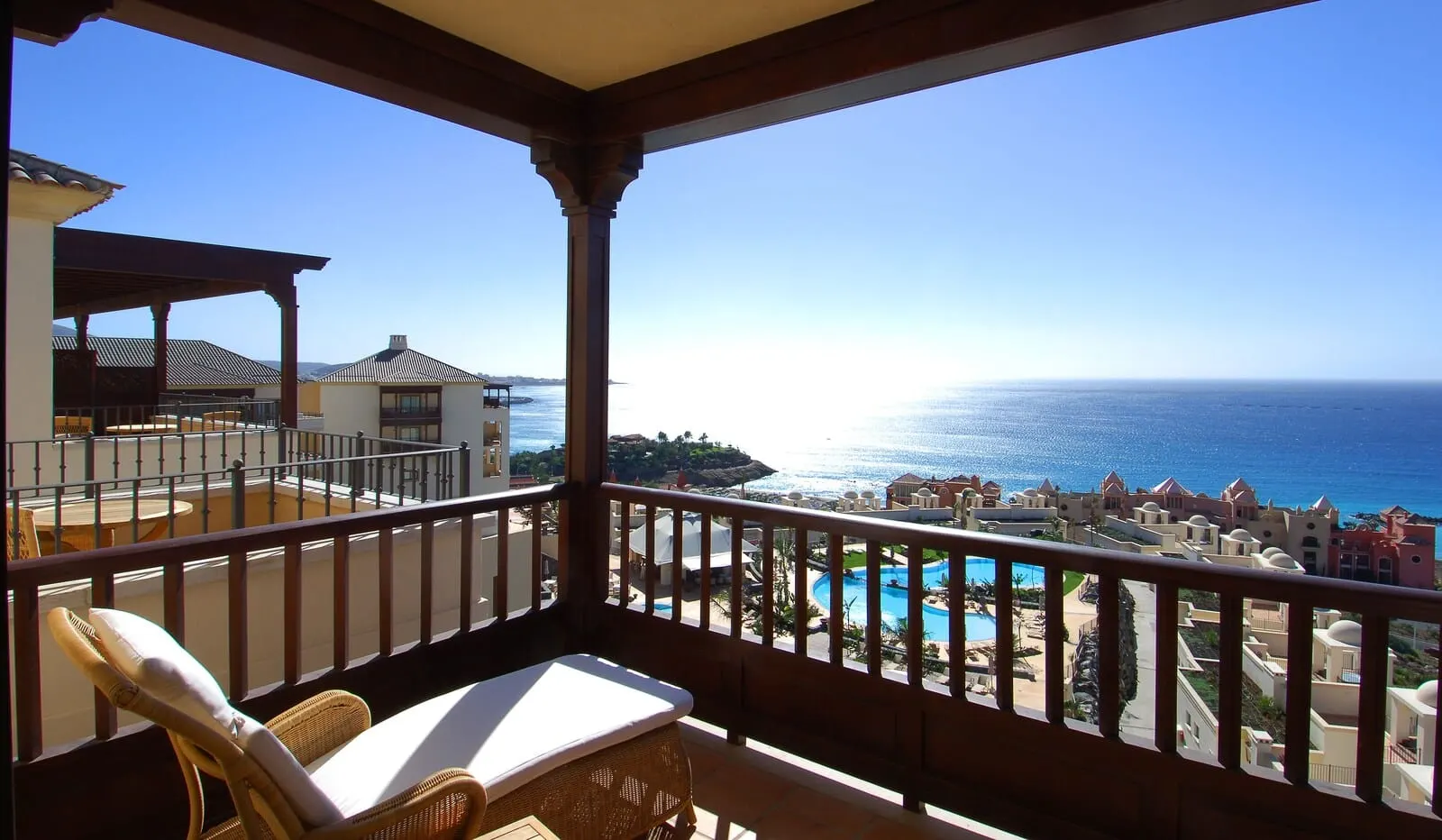 Vincci Selección La Plantación del Sur: A balcony with a view of the sea and a pool area
