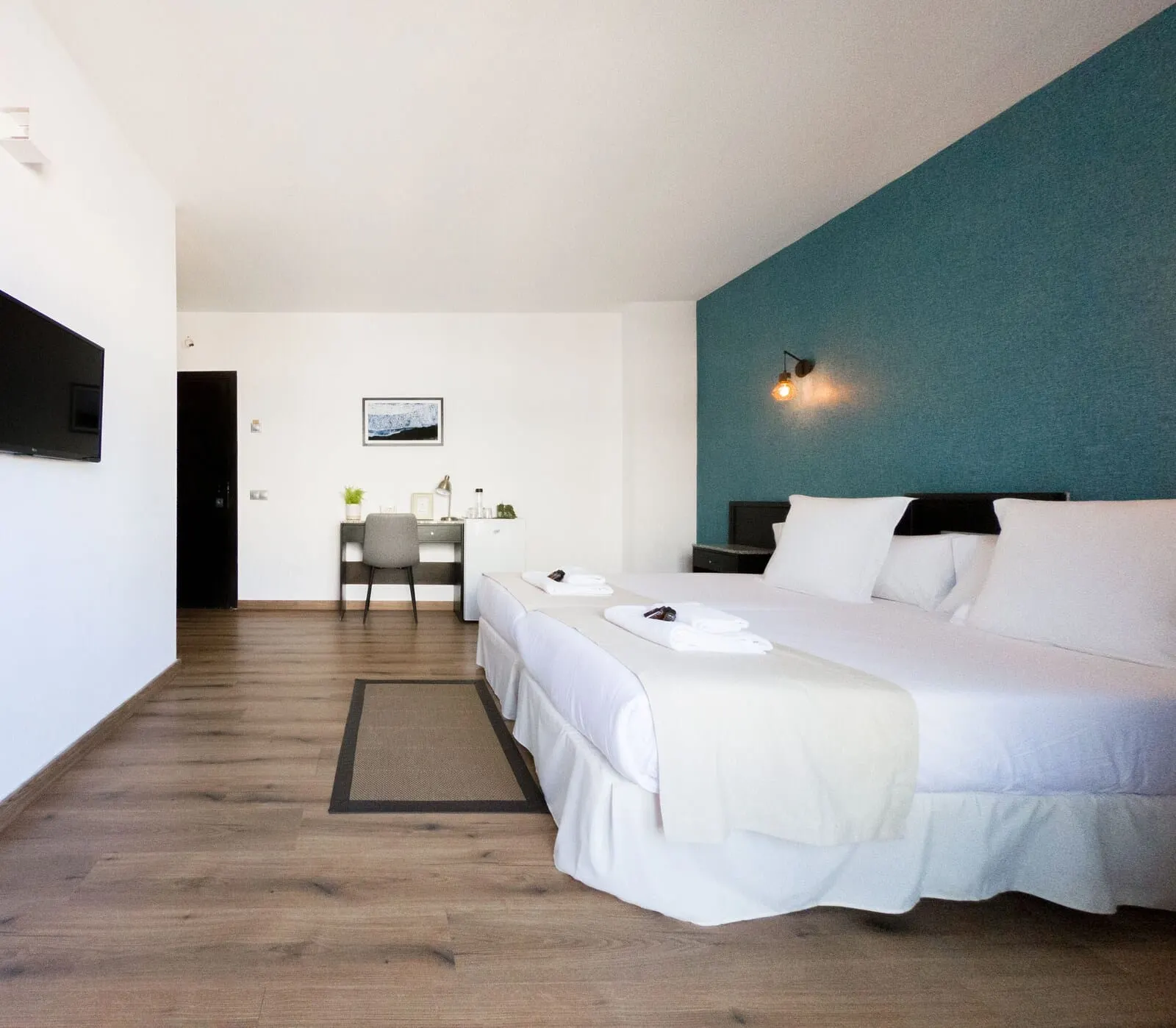 Hotel Ventus: A hotel room with a bed, a desk, and a chair