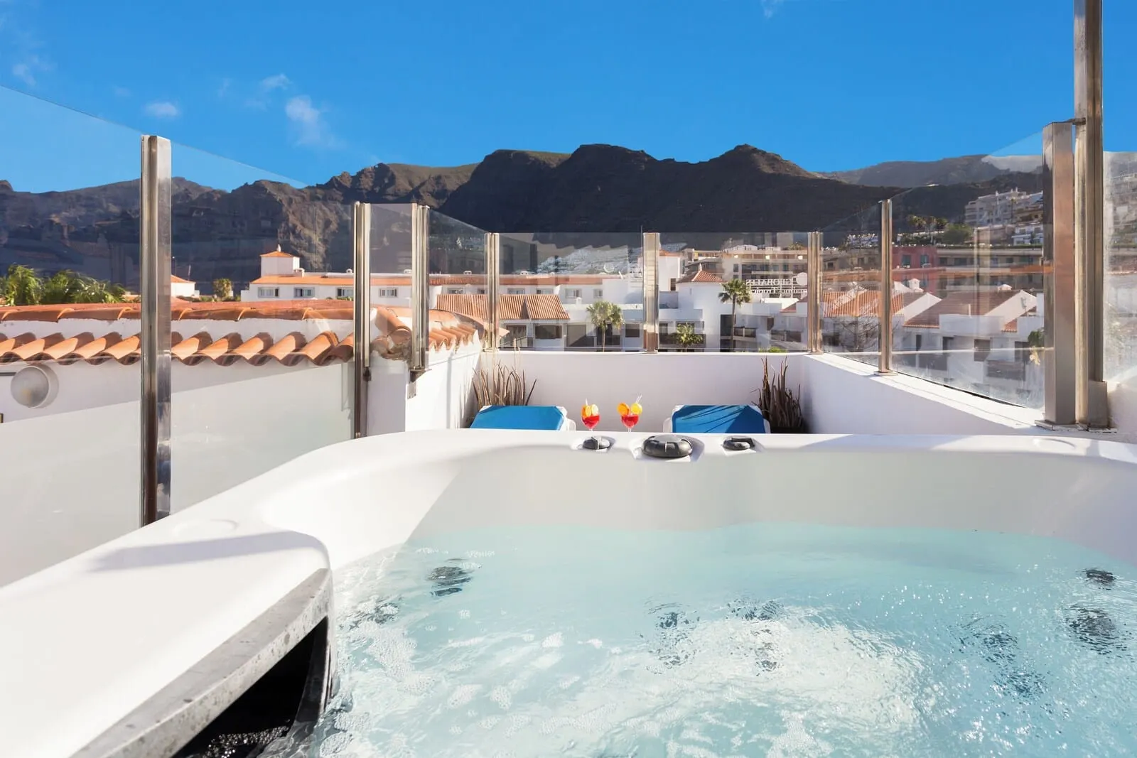 Globales Tamaimo Tropical: A hot tub with a mountain view, surrounded by a glass enclosure