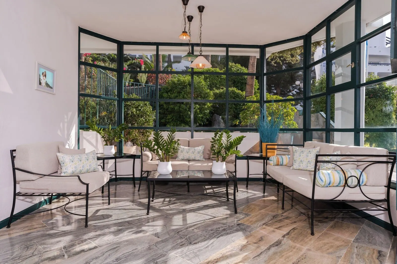 HOVIMA Panorama: A conservatory with a glass enclosure, seating area with sofas and a coffee table