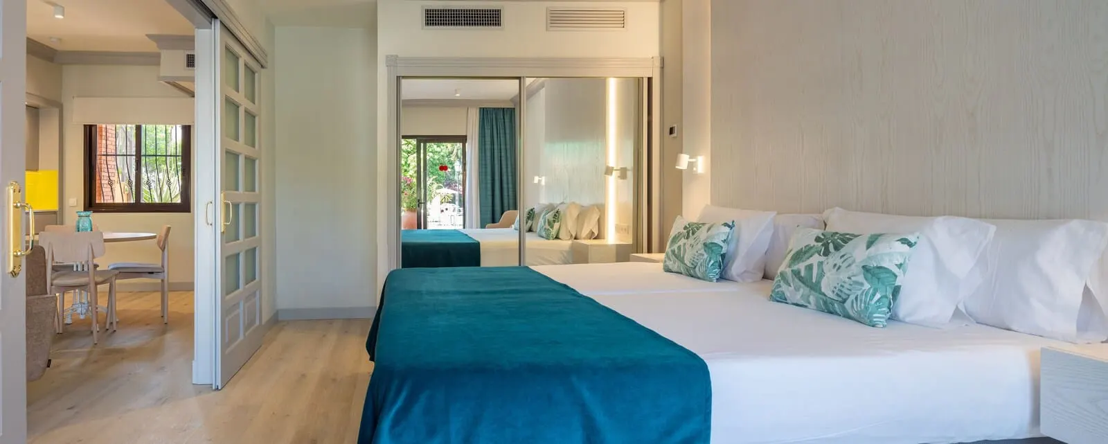 Villa Mandi Golf Resort: A hotel room with a bed, a desk