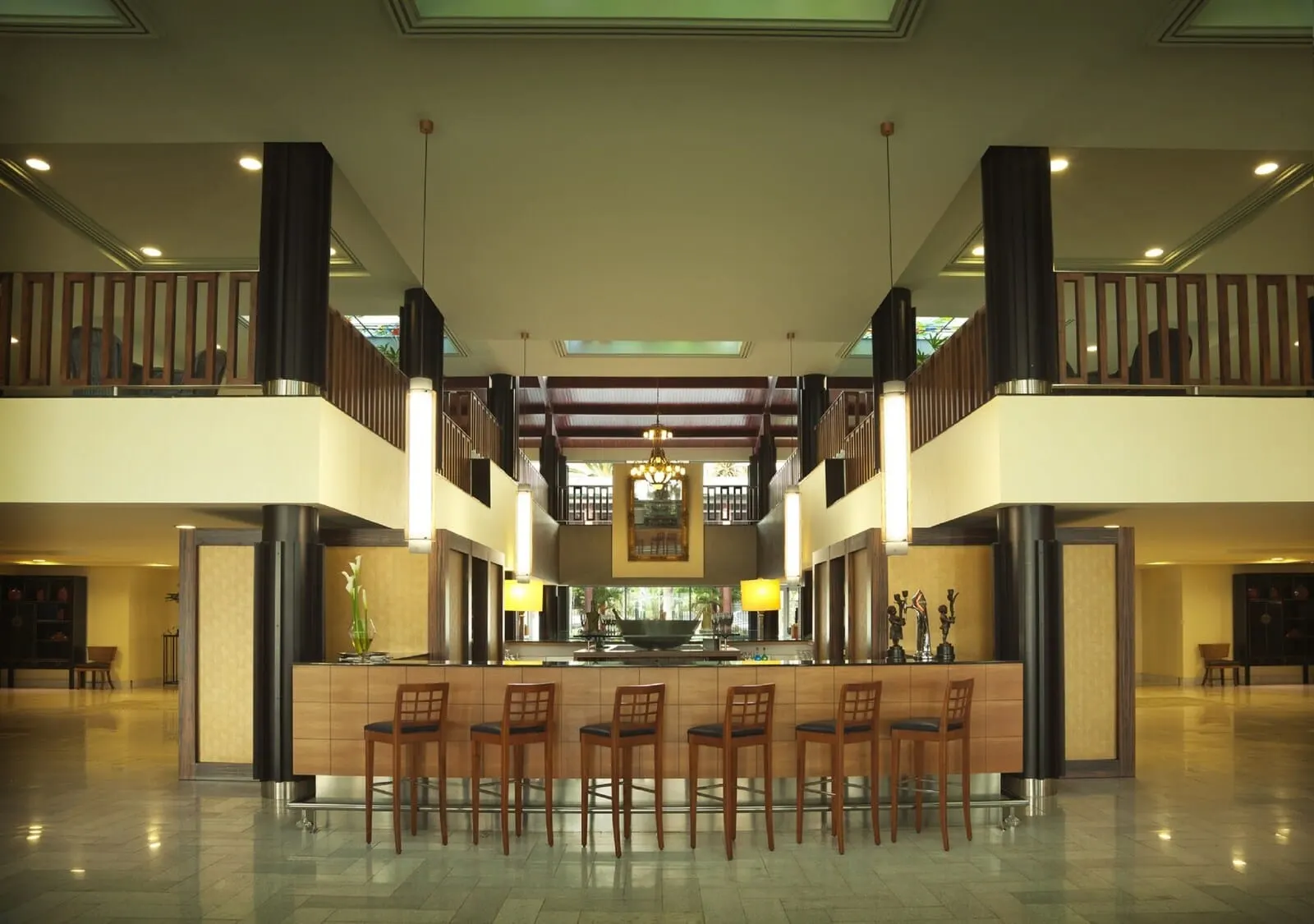 Roca Nivaria Gran Hotel: A spacious lobby with a central bar area, multiple seating arrangements