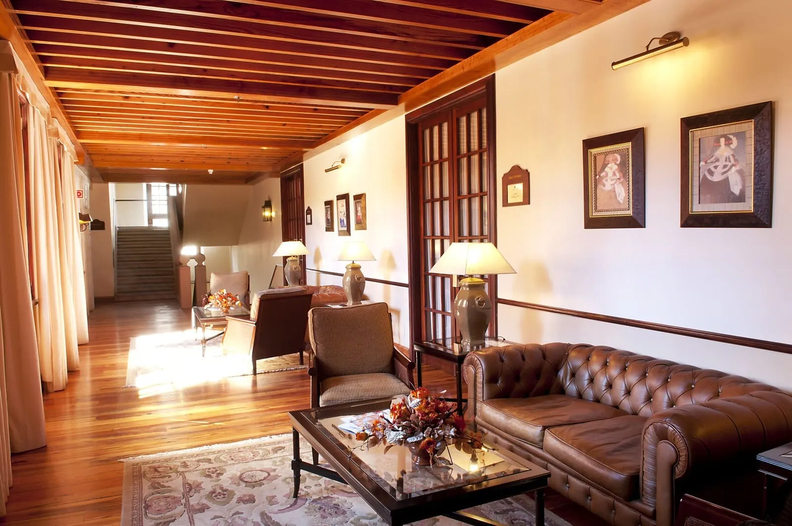 Laguna Nivaria Hotel & Spa: A spacious living room with a leather sofa, a coffee table with a vase