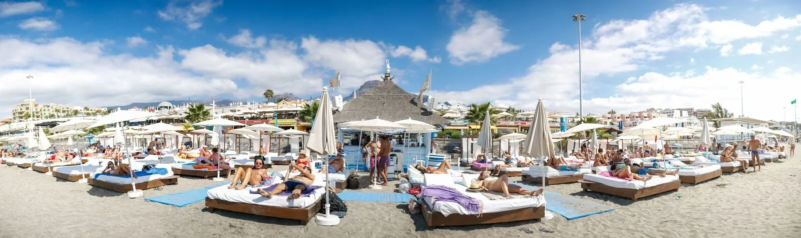 Los Olivos Beach Resort: A beach with sunbeds and umbrellas